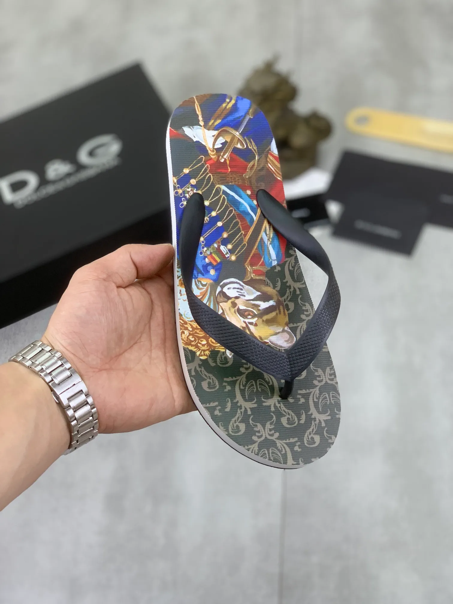 Men's Men's Shoes💰P220💰[New Style]🆘[DG]Official Website Couple🧑‍🤝‍🧑Hot-selling Dolce & Gabbana Men's Flip-Flops are on sale at the counter simultaneously! Original fabric imported from Italy. Original bottom provided by the original factory. Size: Adult 36-45. Children’s size: 30-37. Multiple colors available.